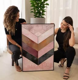 Quadro Decorativo Chevron Rosé com Textura e Linhas Douradas