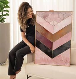Quadro Decorativo Chevron Rosé com Textura e Linhas Douradas