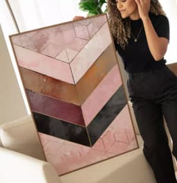 Quadro Decorativo Chevron Rosé com Textura e Linhas Douradas
