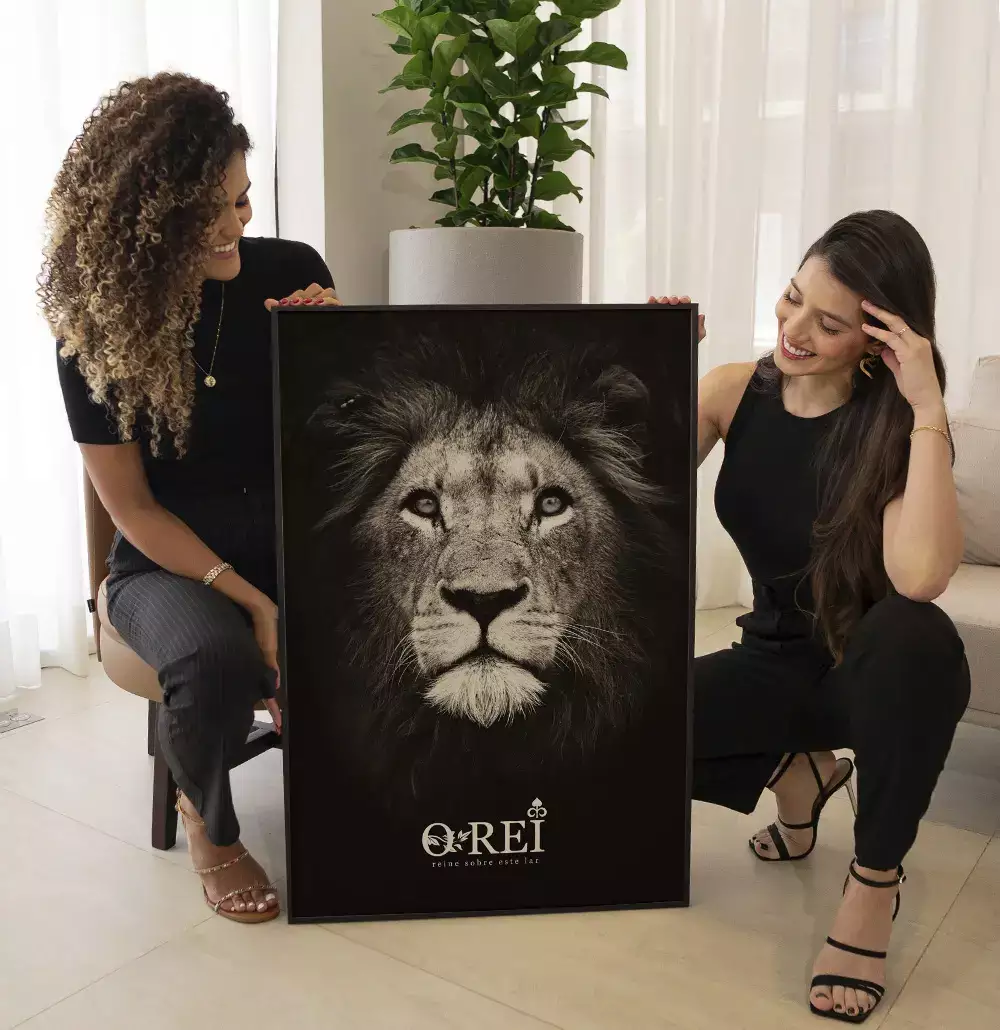 Quadro Decorativo Leão de Judá Fundo Preto Com Tipografia O Rei