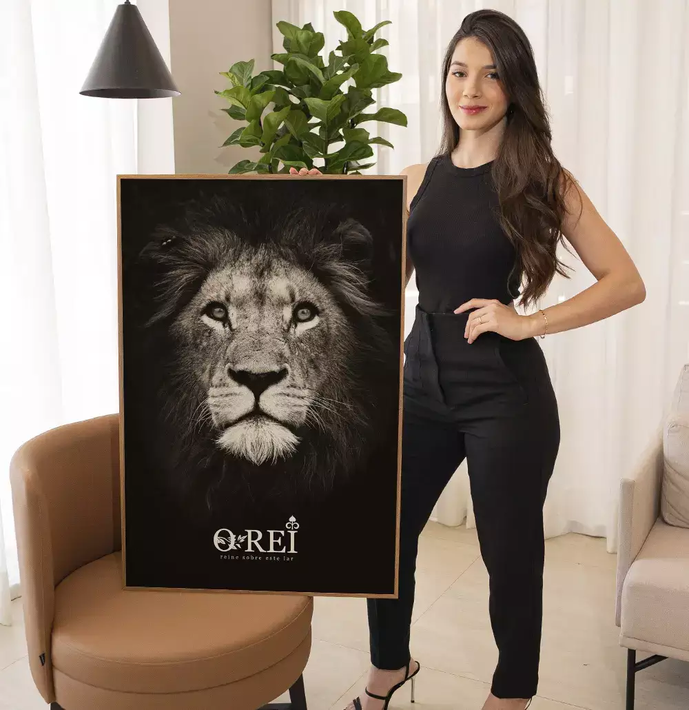 Quadro Decorativo Leão de Judá Fundo Preto Com Tipografia O Rei