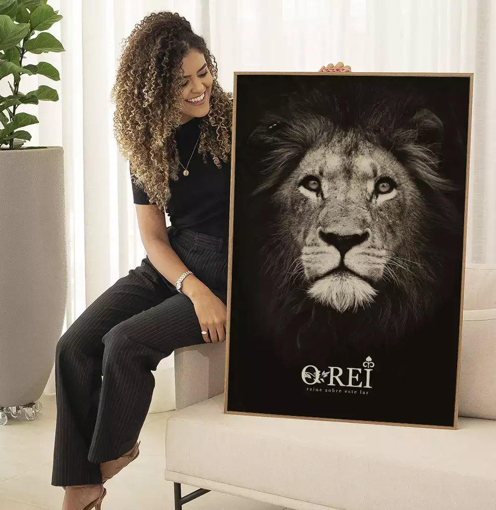 Quadro Decorativo Leão de Judá Fundo Preto Com Tipografia O Rei