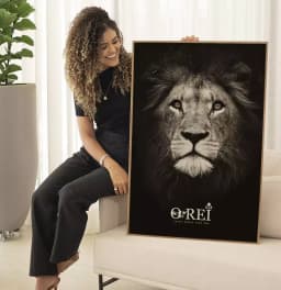 Quadro Decorativo Leão de Judá Fundo Preto Com Tipografia O Rei