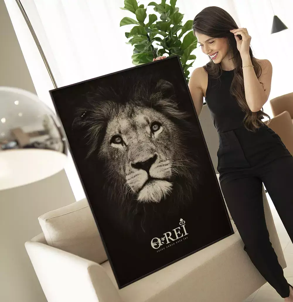 Quadro Decorativo Leão de Judá Fundo Preto Com Tipografia O Rei