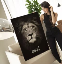 Quadro Decorativo Leão de Judá Fundo Preto Com Tipografia O Rei