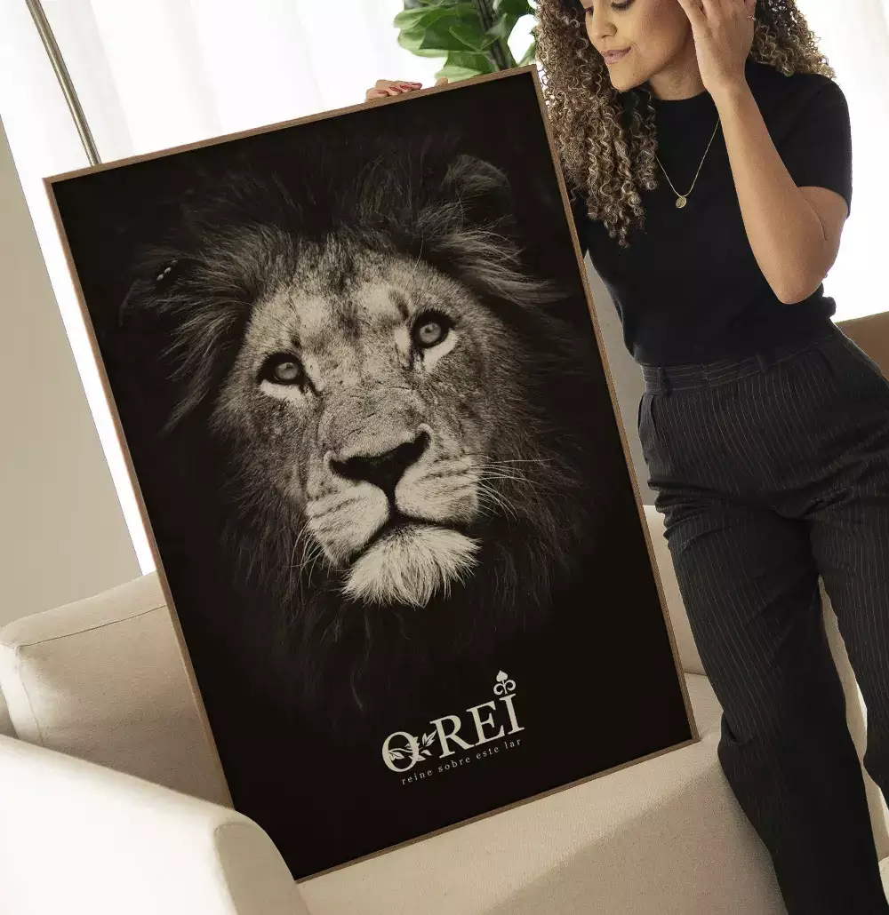 Quadro Decorativo Leão de Judá Fundo Preto Com Tipografia O Rei