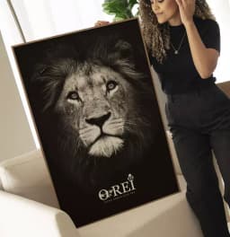 Quadro Decorativo Leão de Judá Fundo Preto Com Tipografia O Rei