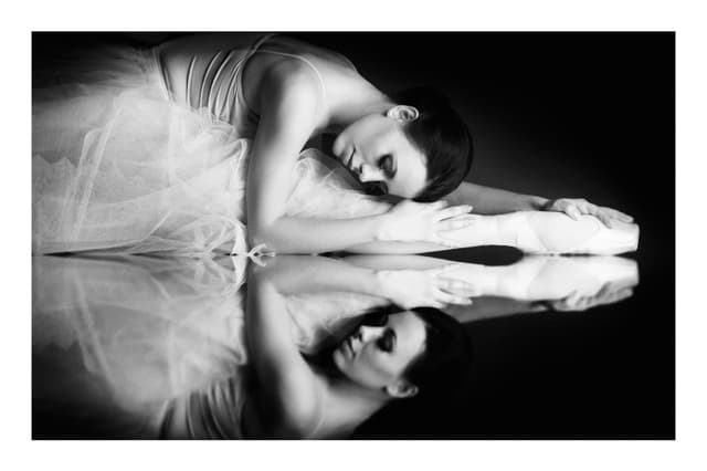 Quadro Decorativo Bailarina Alongamento No Chao Pb
